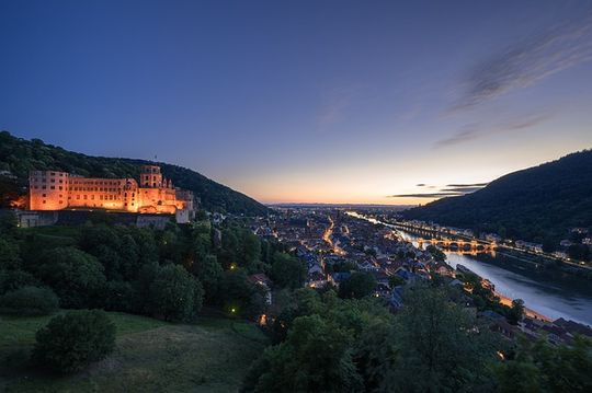 Heidelberg, vista de castillo y ciudad en la noche