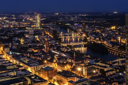ciudad de Frankfurt en la noche